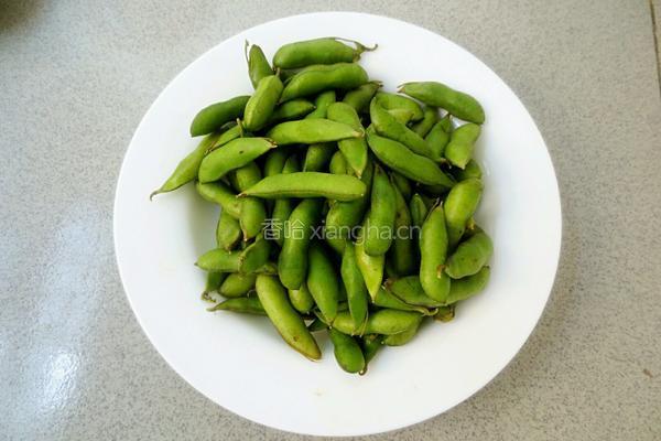 剁椒腌毛豆的做法图解1