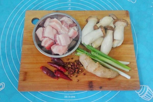 红烧肉炖蘑菇的做法图解1