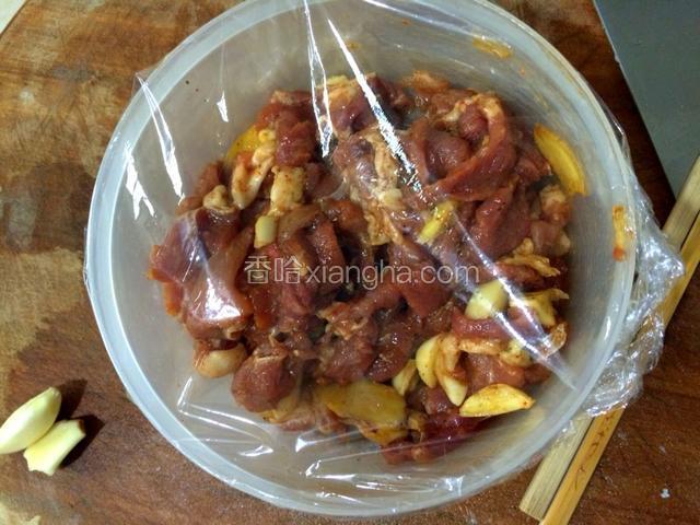 盖上保鲜膜腌制半小时