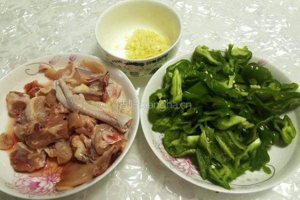 青椒童子鸡的做法图解1
