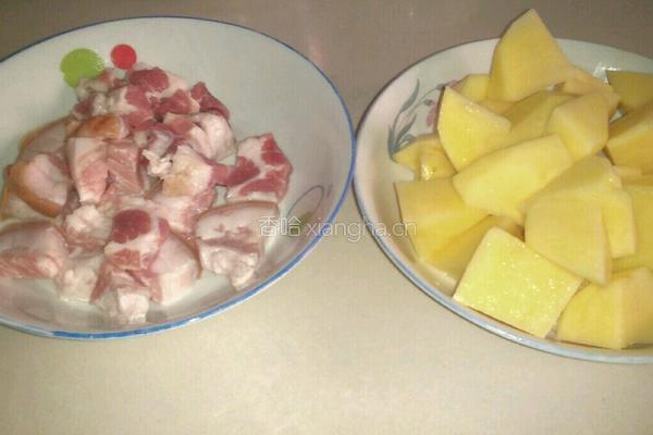 肉烧土豆的做法图解1