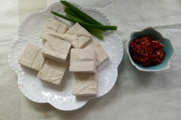 剁椒蒸臭豆腐的做法图解1