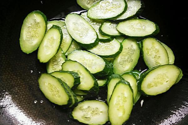 香菇炒黄瓜片的做法图解4