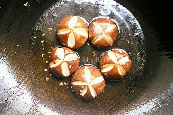 香菇炒黄瓜片的做法图解5