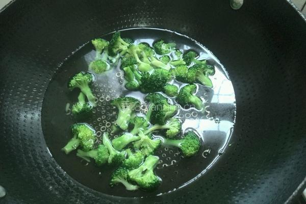 番茄鸡蛋西兰花的做法图解3