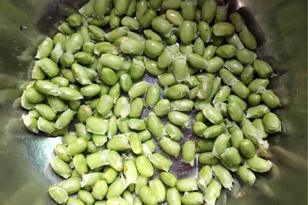 毛豆烧豆腐的做法图解1
