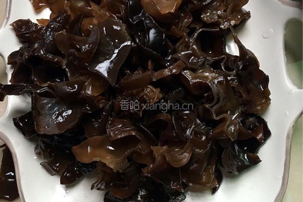 剁辣椒木耳炒鸡蛋的做法图解2