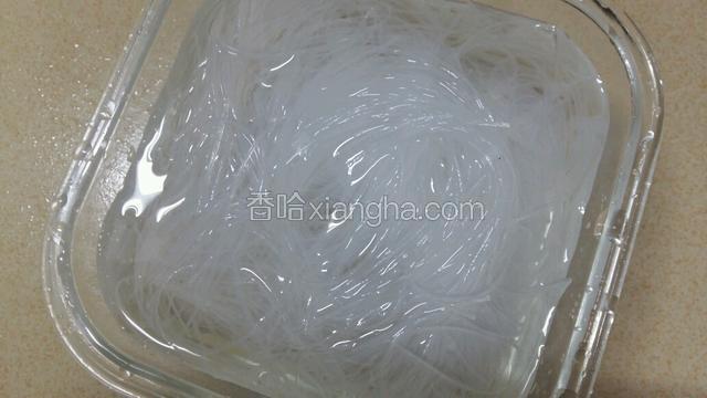 粉丝温水泡发待用