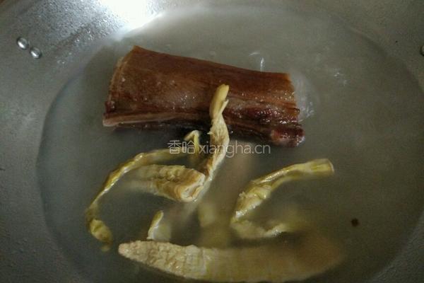 腊肉冬笋的做法图解1