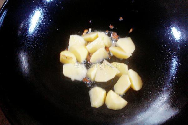 白菜炖土豆的做法图解2