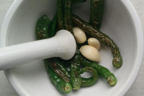 青椒擂皮蛋的做法图解3