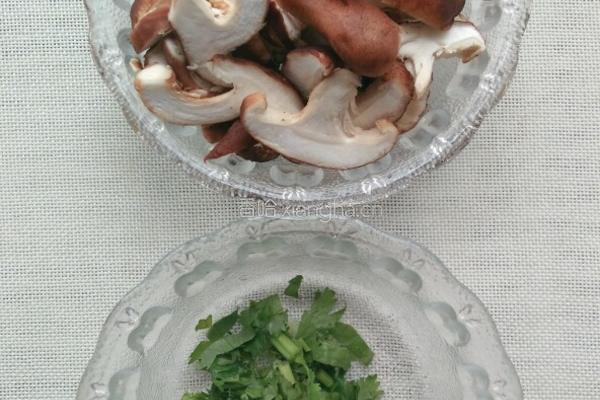 金针菇香菇汤的做法图解2