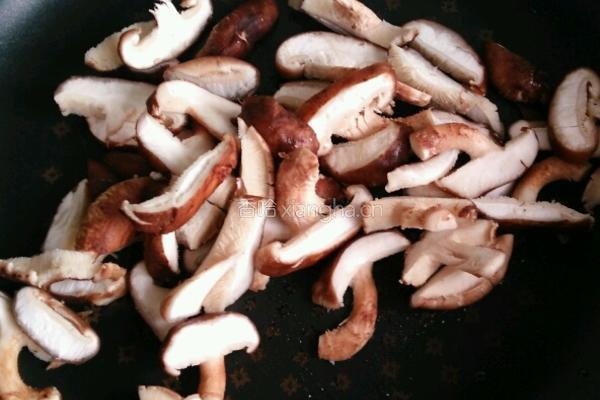 金针菇香菇汤的做法图解3