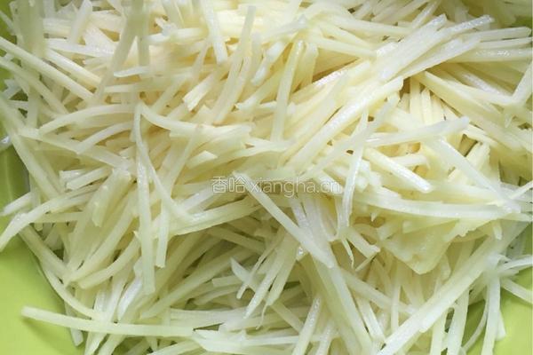 马铃薯炒肉的做法图解1