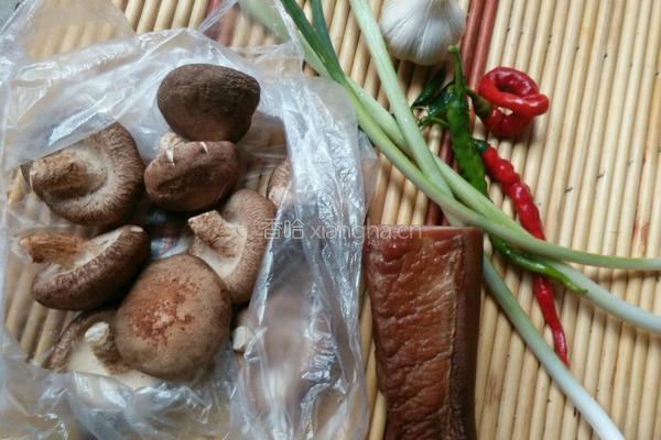 香菇炒腊肉的做法图解1