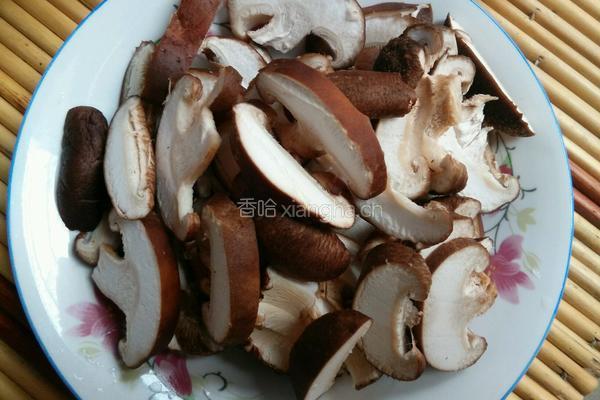 香菇炒腊肉的做法图解2