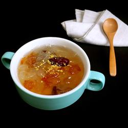 桃胶皂角米炖银耳的做法[图]