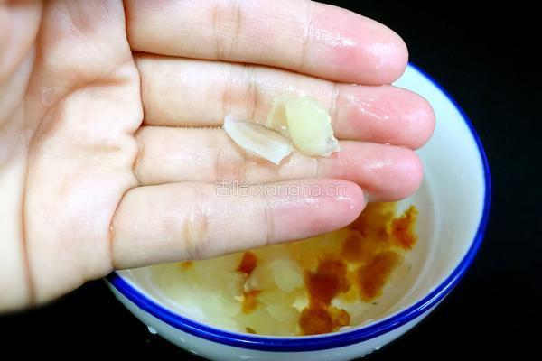 桃胶皂角米炖银耳的做法图解3