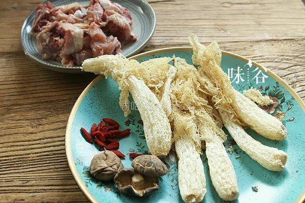 竹荪炖鸡汤的做法图解1