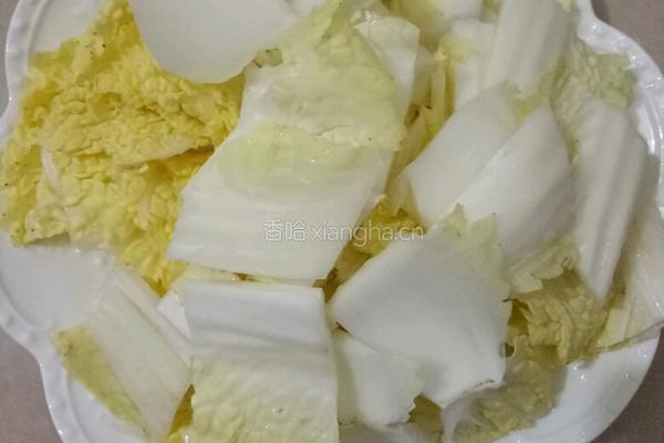 白菜炒胡萝卜的做法图解1