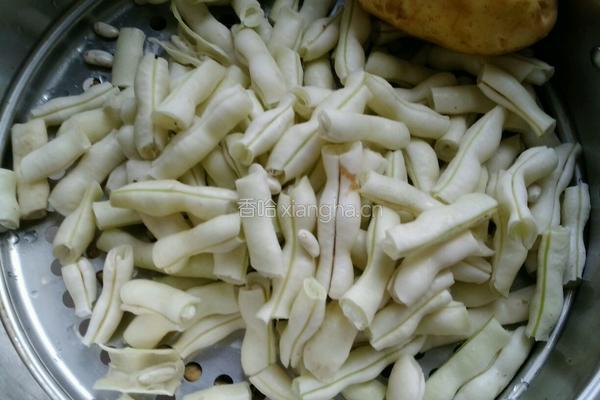 东北菜炖饼的做法图解1