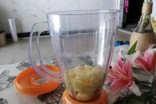 鲜榨苹果汁的做法图解2