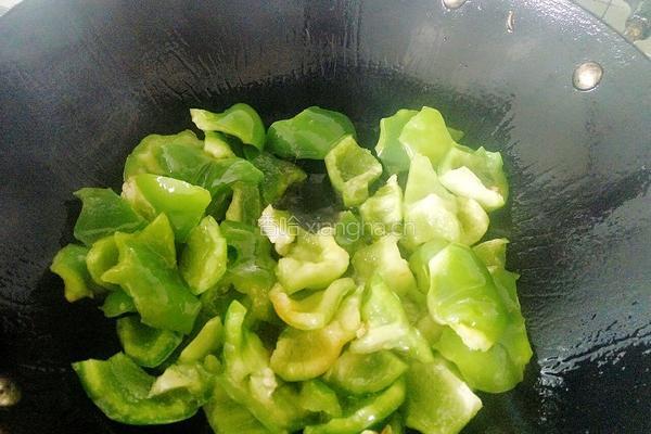 青椒炒腐竹的做法图解3