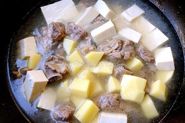 排骨土豆豆腐汤的做法图解7