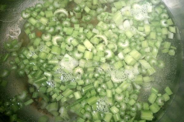 芹菜素包子的做法图解4