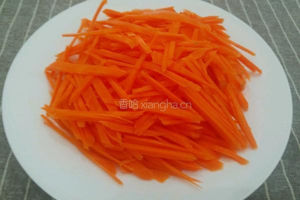 胡萝卜炒香芹的做法图解1