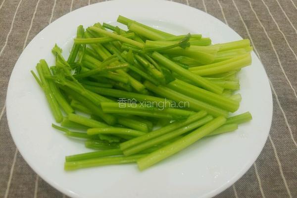 胡萝卜炒香芹的做法图解2