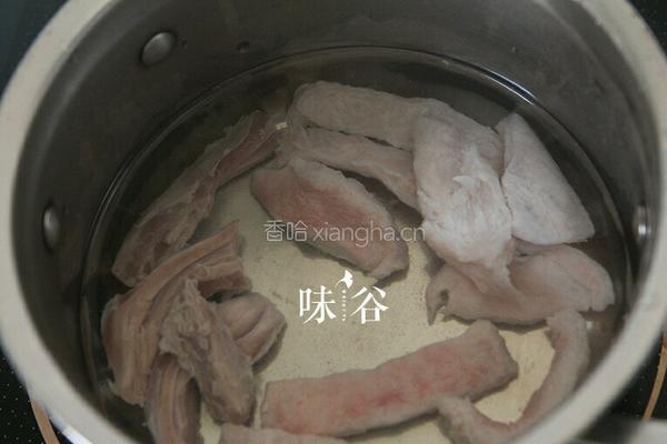 车前草煲猪小肚的做法图解1