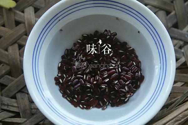 车前草煲猪小肚的做法图解4