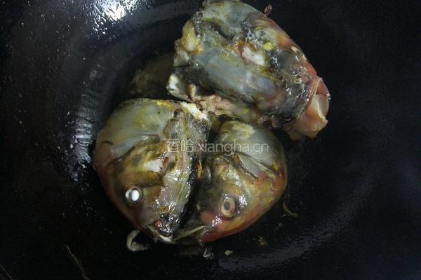 鱼头白菜汤的做法图解2