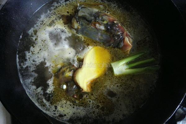 鱼头白菜汤的做法图解3