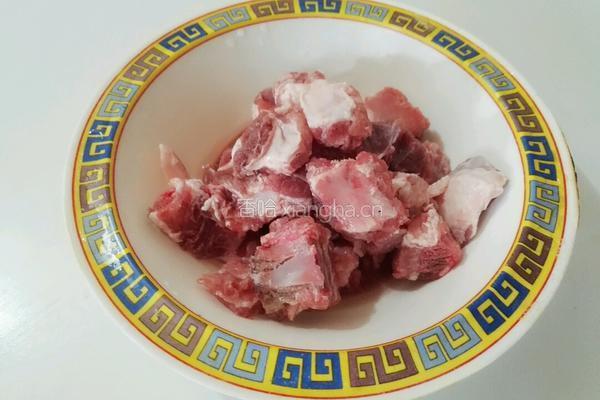 中药排骨汤的做法图解1