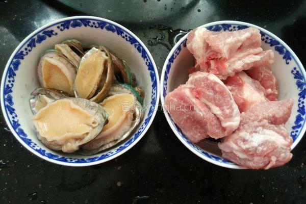 鲍鱼炖排骨的做法图解1