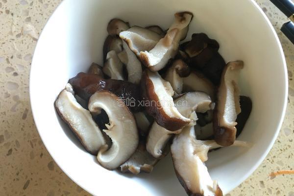 蒜苔香菇炒肉的做法图解2