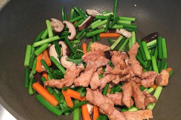 蒜苔香菇炒肉的做法图解7