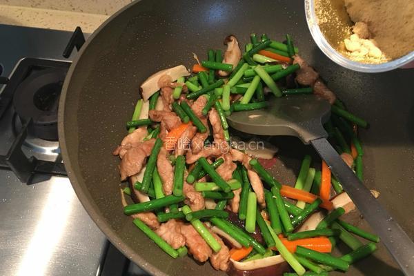 蒜苔香菇炒肉的做法图解9