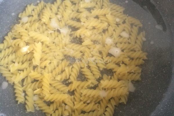 鲜虾意面的做法图解3