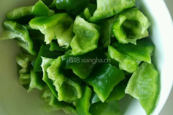 五花肉炒圆椒的做法图解2