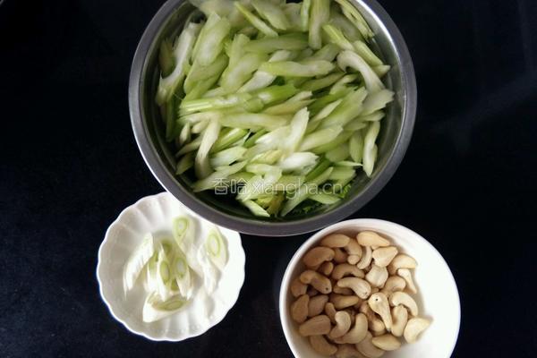 腰果炒芹菜的做法图解3