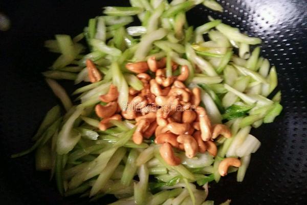 腰果炒芹菜的做法图解9