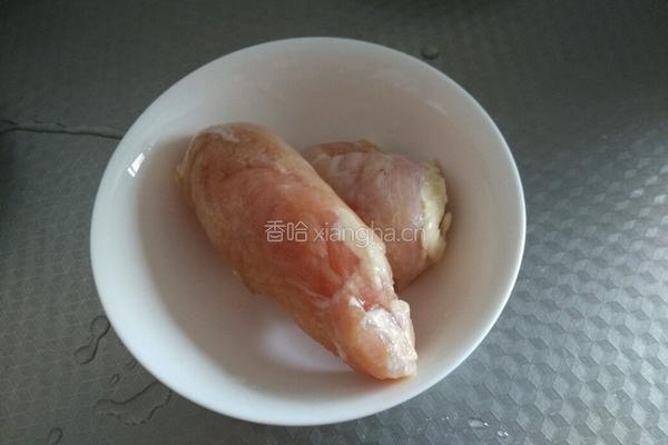 胡萝卜烧鸡肉的做法图解1