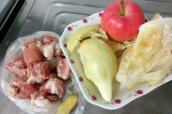 榴莲炖排骨的做法图解1