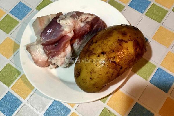土豆块烧肉的做法图解1