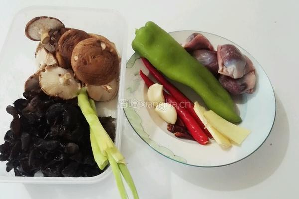 香菇木耳辣炒鸡珍的做法图解1