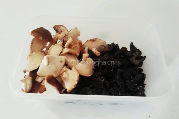 香菇木耳辣炒鸡珍的做法图解2
