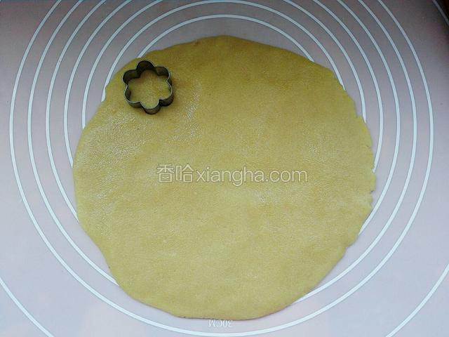 用梅花饼干模具压出饼干型